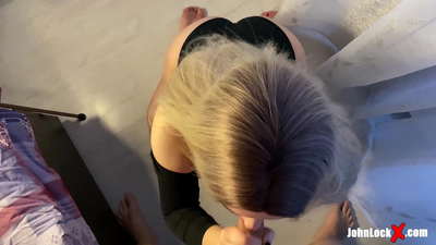 Rossa succhia un cazzo e scopa, si fa sborra sul culo